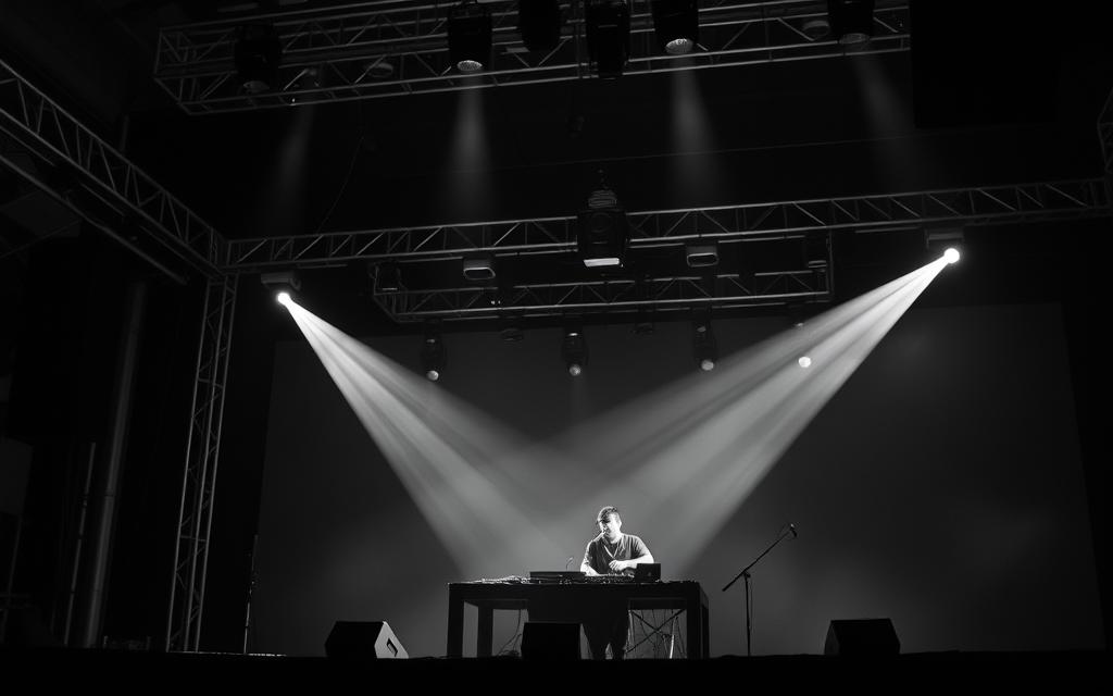 Ein Bild von Black N White mit einer Bühne und DJ