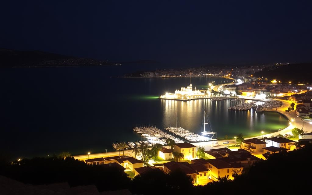 Ein Bild von Protaras bei Nacht mit Blick auf die Feigenbaumbucht
